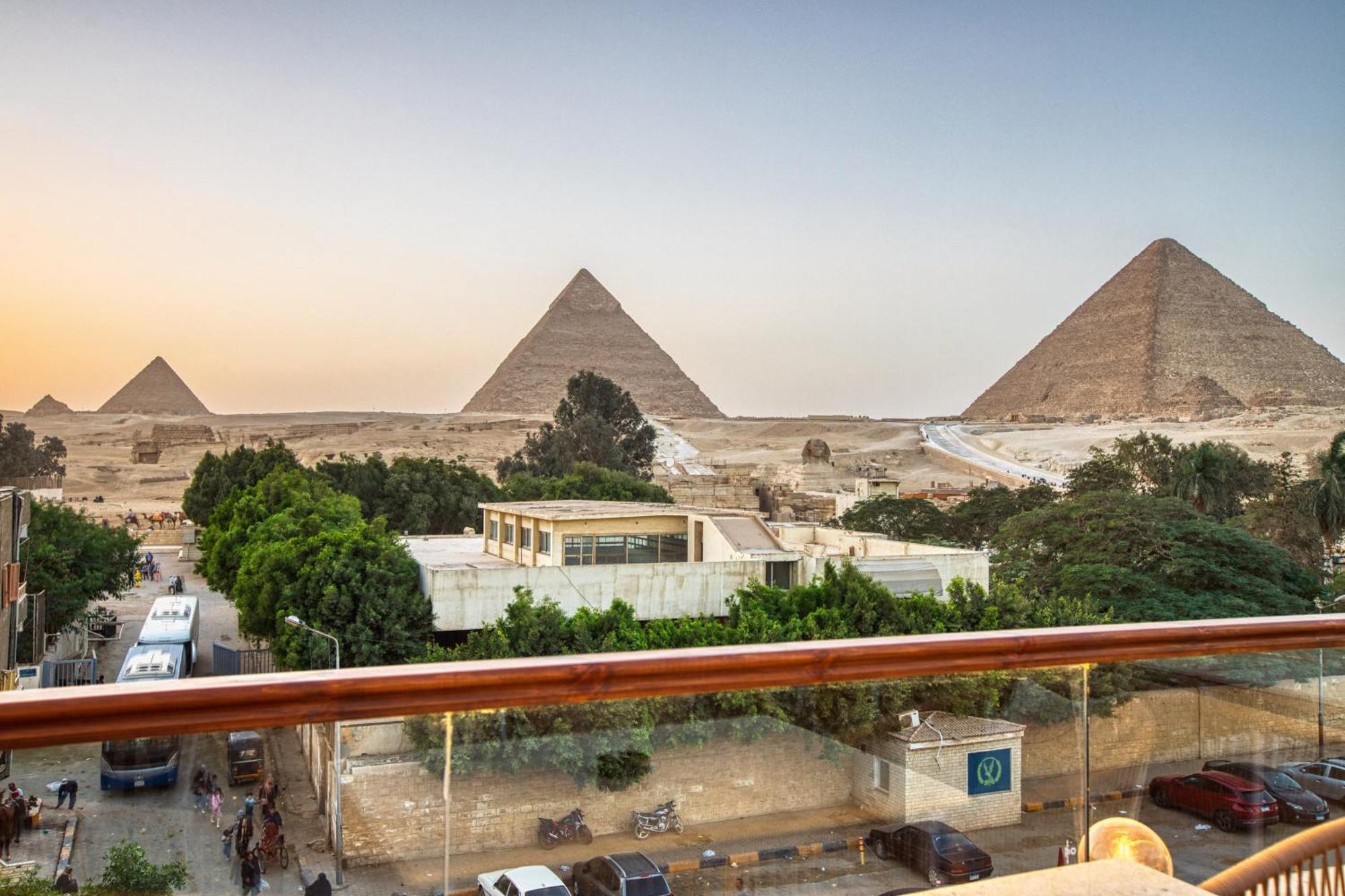 Papyrus Pyramids Pensión *