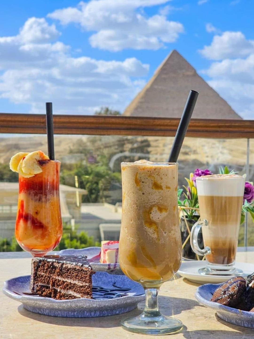 Papyrus Pyramids * Kairo